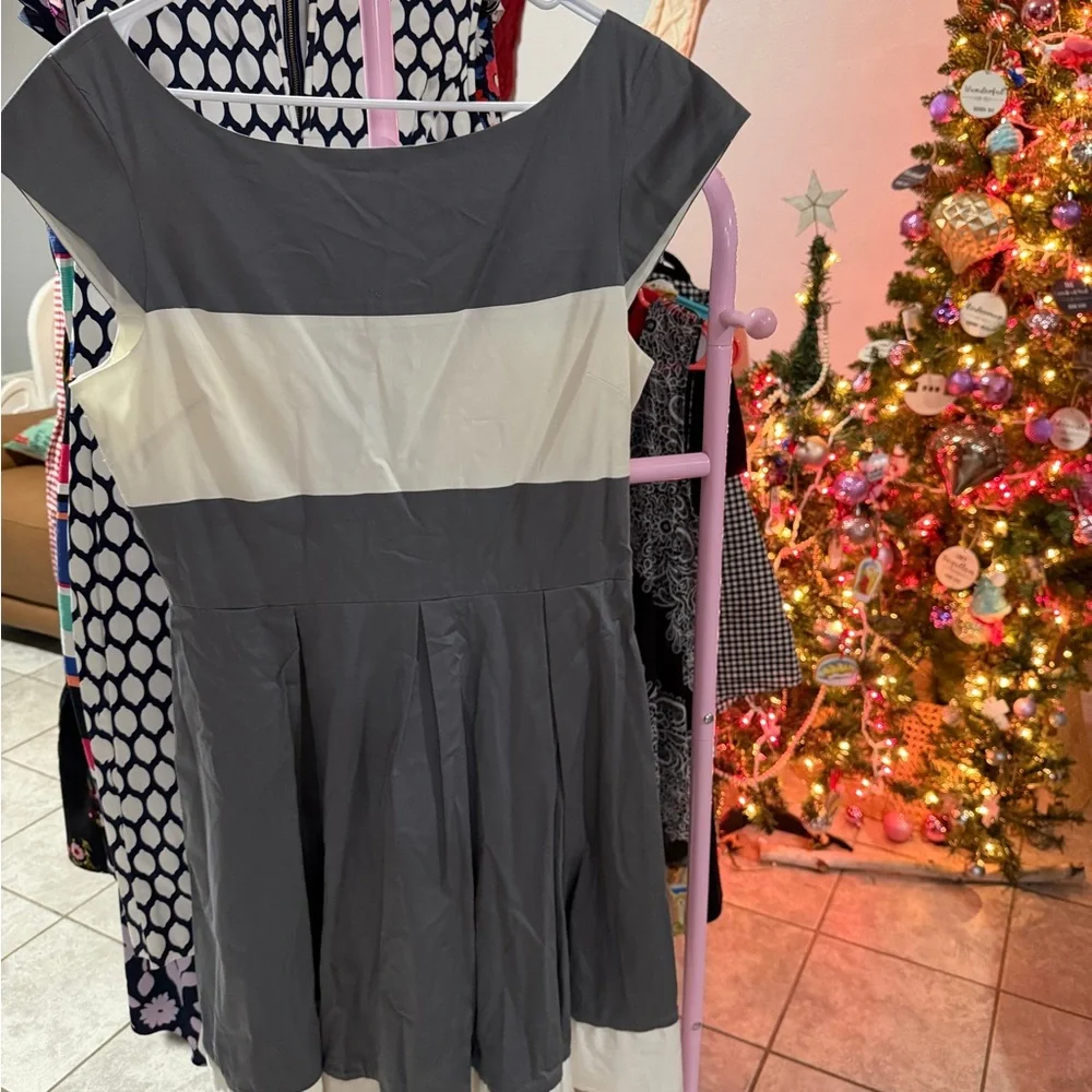 Gray and white dress - Picture 3 of 4